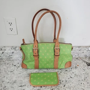 Bolso de Hombro Dooney & Bourke Verde Lona Recubierta Cuero Borde Doble Asas - Imagen 1 de 13