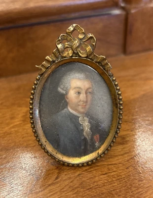 Pintura en miniatura francesa del siglo XVIII marco de bronce noble francés con medalla militar Foto 1 de 4