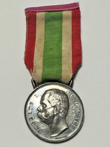 MEDAGLIA RE UMBERTO I DI SAVOIA - UNITA' D' ITALIA 1848 - 1870 NASTRINO ARGENTO - Foto 1 di 2