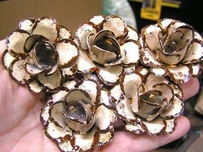 CINCO rosas blancas medianas, flores metálicas para adornos y acentos, A Foto 1 de 2