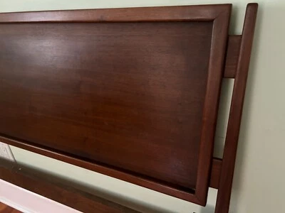 Cabecero King moderno de mediados de siglo - nogal Foto 1 de 3