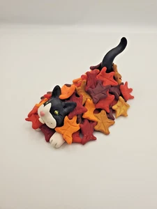 CAT Herbst Miniaturfigur SCHWARZ-WEISS Smoking versteckt in Blättern HANDGEFERTIGT - Bild 1 von 4