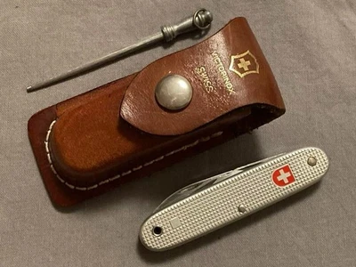 Navaja de bolsillo Victorinox Soldier fabricada en 1982 funda de cuero vintage Foto 1 de 4