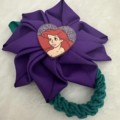 Banda de goma para cabeza de cabello con flor de mar Ariel de La Sirenita de colección de Disney púrpura Foto 1 de 4