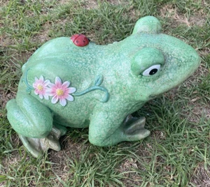 Frog With Lady Beetle & Flowers Garden Statue Ornament Figurine Home Decor - Picture 1 of 5