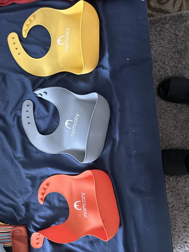 Lote de dos (3) baberos de bebé MomCozy de silicona amarillos y naranjas Foto 1 de 3