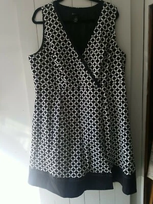 Vestido envolvente sintético Lane Bryant talla 22 sin mangas negro blanco algodón geométrico usado en excelente estado  Foto 1 de 4