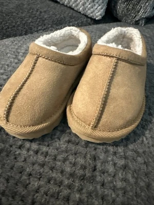Zuecos UGG Like Cat and Jack Sherpa para niños pequeños talla 5 piel sintética gamuza zapatos sin cordones Foto 1 de 4