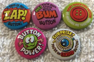 Vending / Gumball Machine Charm Toys Pinback Buttons - Lot of 5 F - Imagen 1 de 3