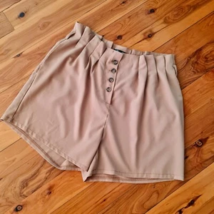 Women's size 12 'ALLY' Gorgeous tan pleated shorts - AS NEW  - Picture 1 of 4