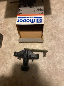 (1) One Original NOS Mopar 1991-1994 Dodge Caravan Windshield Wiper Pivot Arm - Picture 1 of 9