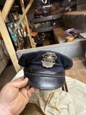 Antiguo uniforme de policía obsoleto de colección ropa de trabajo sombrero gorra insignia Fred M Batchelder EE. UU. Foto 1 de 4