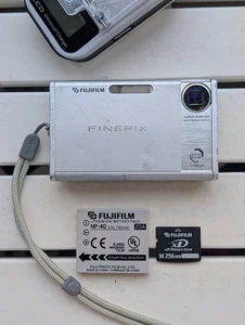 FujiFilm Finepix Z1 5.1MP Black Digital Camera w/ XD Card - Picture 1 of 15