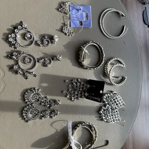 Assortimento di orecchini 7 paia 2 braccialetti tutti nuovi - Foto 1 di 10