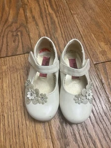 Rachel Shoes Toddler Girls White Dress Shoes with Glitter Flower Accents - Size6 - Picture 1 of 6