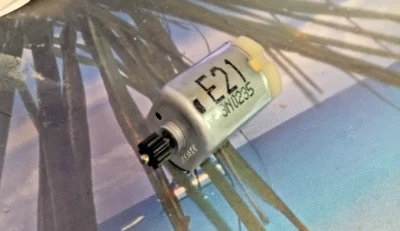 GLEICHSTROMMOTOR Johnson E21 3N0235  12V Zahnrad 10 Zähne  Modellbau usw./148 - Bild 1 von 2