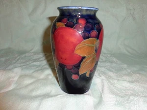 Jarrón Moorcroft Art Pottery patrón granada, 5-1/4" h - Imagen 1 de 6
