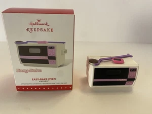 Brandneu 2015 Hallmark Andenken Hasbro EASY- BAKE OVEN Ornament Neu aus altem Lagerbestand unbenutzt! - Bild 1 von 9
