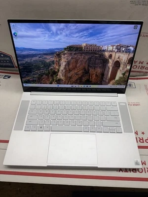 Razer Blade 15 Base (15.6 4K OLED, i7-10750H, 16GB, 512GB, RTX 2070 Max Q, W11H) - Image 1 of 4