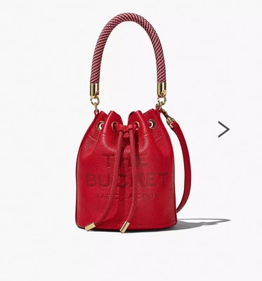 Nova com etiquetas Marc Jacobs The Leather Bucket Bag média em vermelho, incluindo bolsa de pó, etiquetas, - Imagem 1 de 4