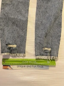 Tinseltown Juniors' High Rise Raw Hem and Destructed the Mom Jeans NEW Size 9 - Picture 1 of 8