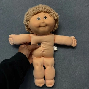 Hasbro Cabbage Patch Kid 1988 muñeca hilo pelo firmado cuerpo 13"" bebé rizado vintage" - Imagen 1 de 9
