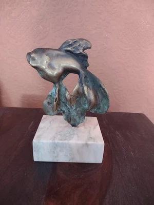Escultura de pez dorado vintage de bronce/latón base de mármol artesanal estilo Art Deco Foto 1 de 4