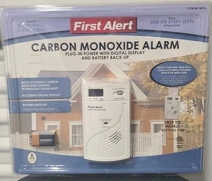 New First Alert Dual Power Carbon Monoxide Alarm 614614 Digital Display Plug In - Picture 1 of 2