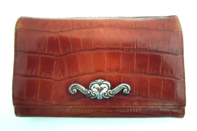 Billetera grande de cuero marrón Brighton triple pliegue cocodrilo chequera con ranuras para tarjetas de identificación Foto 1 de 4