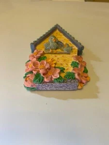 Vintage Seltenes Vogelhaus mit kleinen blauen Vögeln 4 Zoll hoch! Kühlschrankmagnet - Bild 1 von 1