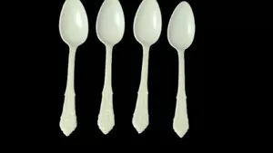 Set 4 cucchiaini giocattolo vintage in plastica bianca perlata design ornato 41/2" lunghi set da tè - Foto 1 di 5