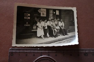 tolles altes Foto  - Personen - Zigaretten Automat  4711 Werbung - 30er - Picture 1 of 6