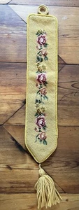 Vintage kleiner Glockenzug mit Nadelspitze Blumenmuster auf goldenem Hintergrund, mit Samtrücken - Bild 1 von 2