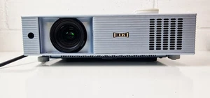 Proyector multimedia LCD Eiki LC-XB43 con control remoto, hasta 1.844 horas de vida útil de la lámpara - Imagen 1 de 23