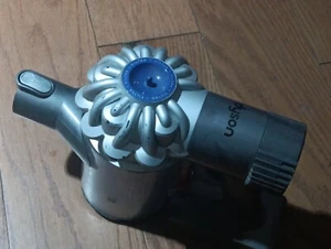 Dyson V6 Cordless Handheld Hoover Vacuum Cleaner - NEEDS NEW BATTERY CHEAP - Picture 1 of 9