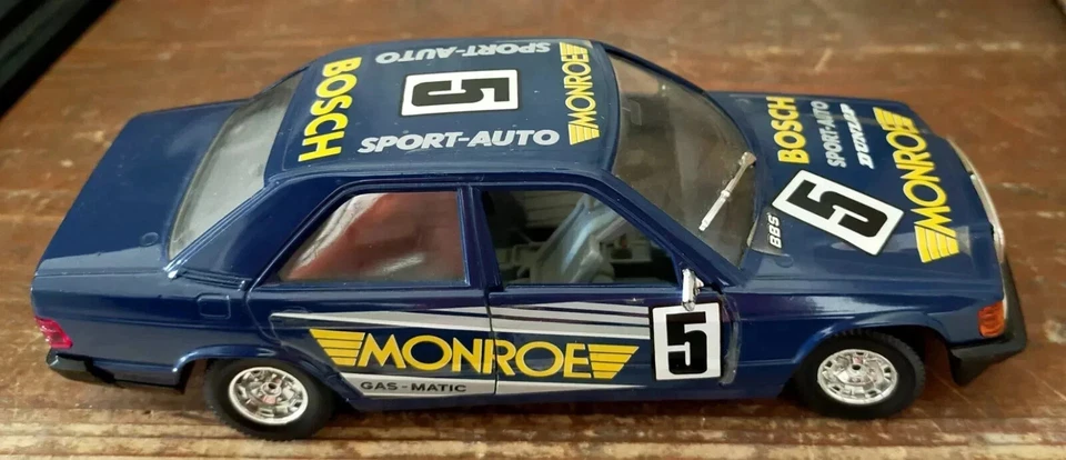 Burago 1/25 Mercedes Benz 190E Race Car - Blue - Immagine 1 di 4