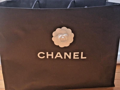 Caja vacía Chanel Mediana con bolsa de compras, tarjeta, papel de seda 11L” x 6,5H” x 10W” Foto 1 de 4