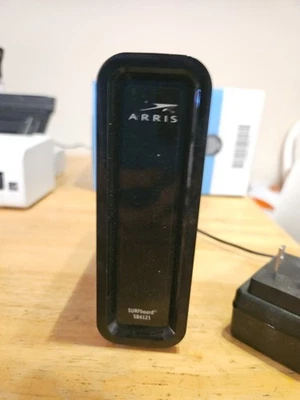 Cable módem ARRIS SURFboard SB6121 DOCSIS 3.0 - Incluye adaptador de corriente y caja Foto 1 de 3