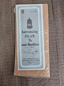 Muhammad Ali Autographed "Introducing Islam To Non-Muslims" Pamphlet - Picture 1 of 2