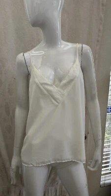 SOCIALITE ¡NUEVO! Camiseta sin mangas blanca sedosa pestañas encaje escote camisola talla M Foto 1 de 4