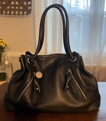 Bolso de Hombro Furla Carmen de Cuero Guijarro Negro con Acentos Plateados Cremallera Foto 1 de 4