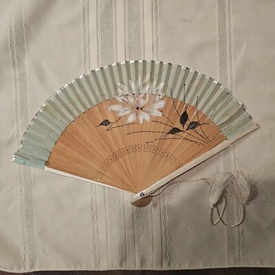 Abanico de bambú de seda de colección pintado a mano flores azul plata borde deshilachado leer Foto 1 de 4