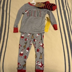 Neu mit Etikett 2T Rae Dunn Familie Weihnachten Pyjama Kinder Kleinkind Santa Believe Urlaub - Bild 1 von 3