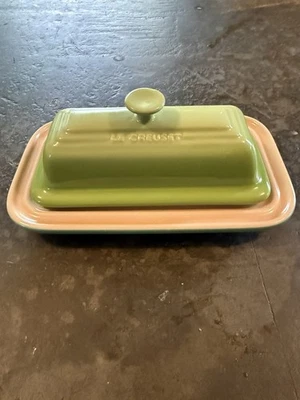 Plato de mantequilla de gres Le Creuset con tapa verde Foto 1 de 3