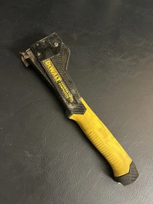Grampeador de arma DEWALT DWHT75900 composto de fibra de carbono martelo grampo telhado - Imagem 1 de 4