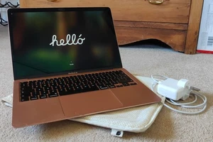 Apple MacBook Air - i5/8GB/256GB - Gold colour - 2020 model - Picture 1 of 8