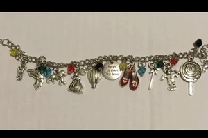 WIZARD OF OZ CHARM BRACELET RED SLIPPERS SILVER TONE NO PLACE LIKE HOME CUTE - Picture 1 of 5
