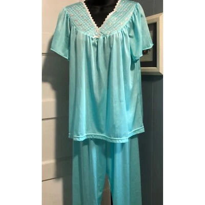 Conjunto de pijama de nailon acolchado bordado Haband Moon Beam núcleo mediano de abuela Foto 1 de 4