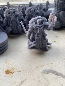 Mini Actionfigur 3D Resin gedruckt grau 2 Zoll hoch mit Sockel Miniaturen Tischplatte - Bild 1 von 7