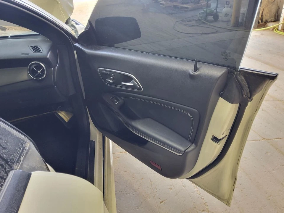 Mercedes-Benz CLA250    2018 Front Door Trim Panel 401598 Foto 1 de 1
